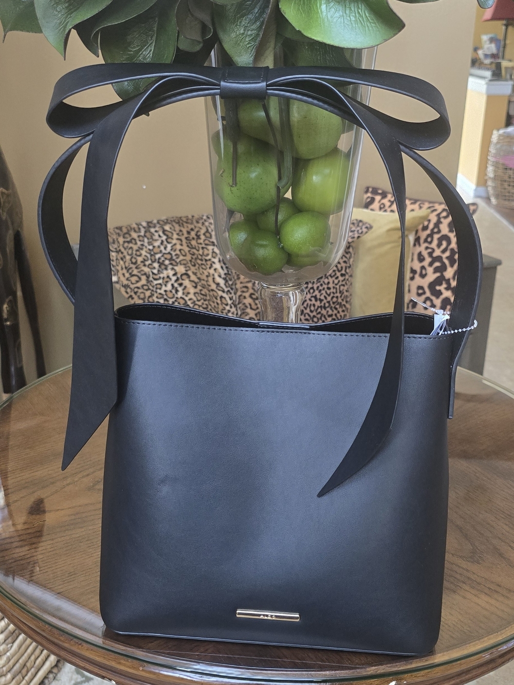 Elegant Black Shoulder Bag with Decorative Bow Handle
